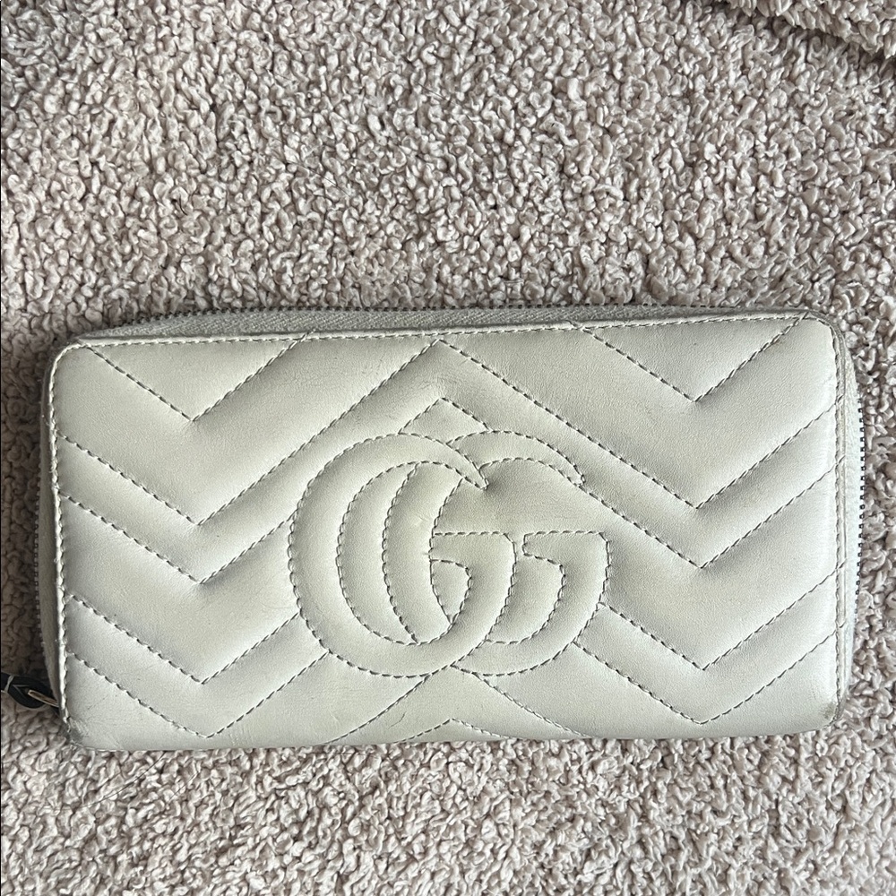 Gucci Ivory Quilted Wallet with Gold Logo - Picture 2 of 5